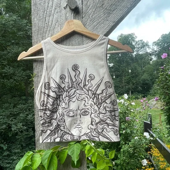 Graphic Cropped Tank Top - Picture 4 of 7